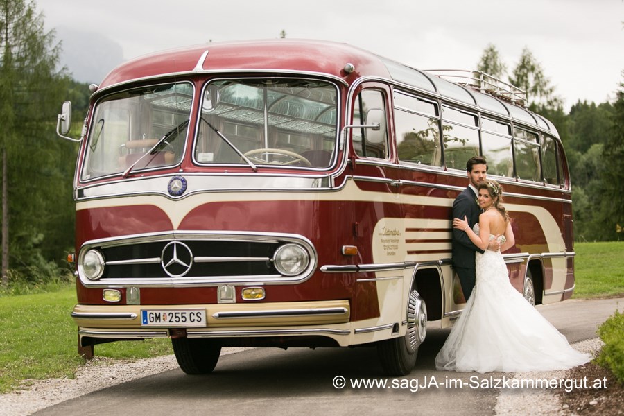 Hochzeitsauto: © www.Sagja-im-Salzkammergut.at
 - Mercedes Benz O 321 H & O 321 HL von Messinger Reisen