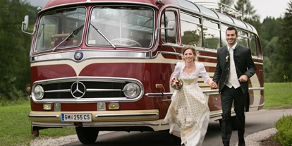 Hochzeitsauto-Vermietung - Farbe: Gelb - Oberösterreich - In Tracht heiraten 
© www.Sagja-im-Salzkammergut.at - Mercedes Benz O 321 H & O 321 HL von Messinger Reisen