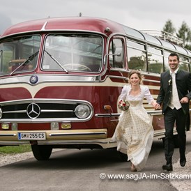 Hochzeitsauto: In Tracht heiraten 
© www.Sagja-im-Salzkammergut.at - Mercedes Benz O 321 H & O 321 HL von Messinger Reisen