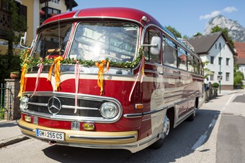 Hochzeitsauto: Oldtimer festlich geschmückt - Mercedes Benz O 321 H & O 321 HL von Messinger Reisen