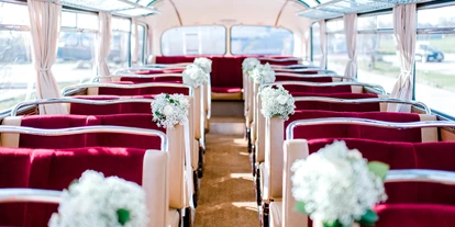 Hochzeitsauto-Vermietung - Farbe: Gelb - Oberösterreich - Wir schmücken den Oldtimer auch dem Anlass entsprechen. © Julia Plöchl Photography - Mercedes Benz O 321 H & O 321 HL von Messinger Reisen