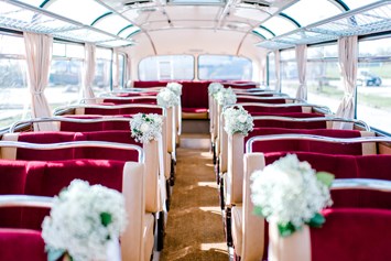Hochzeitsauto: Wir schmücken den Oldtimer auch dem Anlass entsprechen. © Julia Plöchl Photography - Mercedes Benz O 321 H & O 321 HL von Messinger Reisen