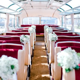 Hochzeitsauto: Wir schmücken den Oldtimer auch dem Anlass entsprechen. © Julia Plöchl Photography - Mercedes Benz O 321 H & O 321 HL von Messinger Reisen