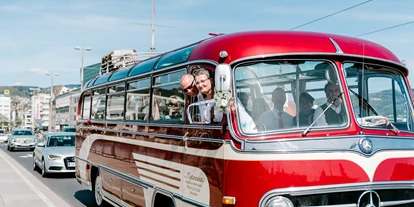 Hochzeitsauto-Vermietung - Farbe: Gelb - Oberösterreich - Reise gemeinsam ins Glück mit dem Oldtimerbus © Julia Plöchl Photography - Mercedes Benz O 321 H & O 321 HL von Messinger Reisen