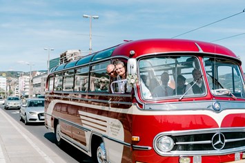 Hochzeitsauto: Reise gemeinsam ins Glück mit dem Oldtimerbus © Julia Plöchl Photography - Mercedes Benz O 321 H & O 321 HL von Messinger Reisen