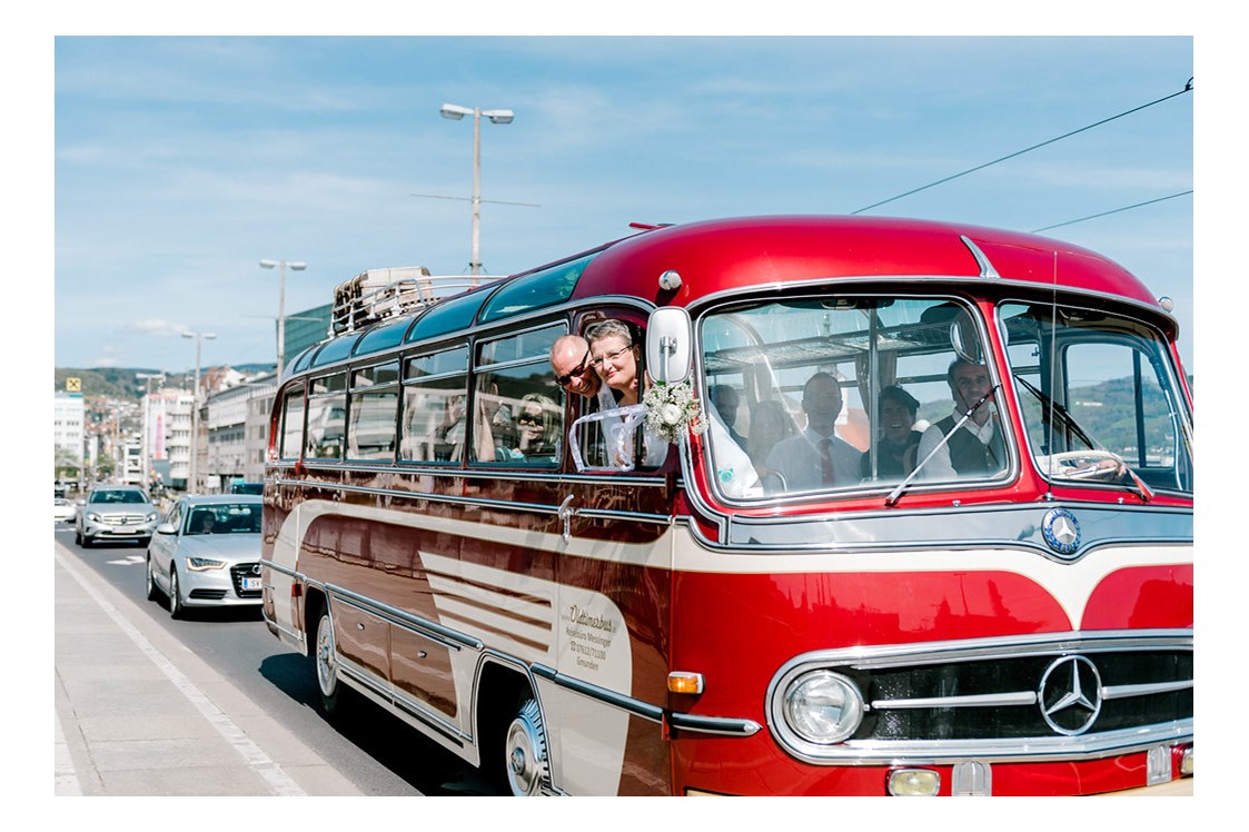 Hochzeitsauto: Reise gemeinsam ins Glück mit dem Oldtimerbus © Julia Plöchl Photography - Mercedes Benz O 321 H & O 321 HL von Messinger Reisen