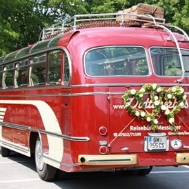 Hochzeitsauto: Blumenschmuck für Ihre Hochzeit - Mercedes Benz O 321 H & O 321 HL von Messinger Reisen