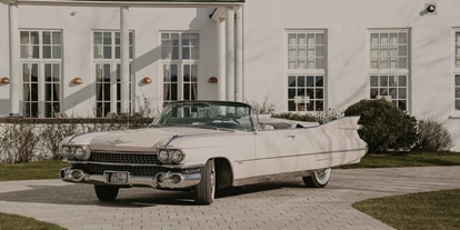 Hochzeitsauto-Vermietung - Antrieb: Benzin - Binnenland - Diese Bilder entstanden bei einem schönen Shooting mit Flor-Fotografie vorm Strandhotel in Glücksburg  - Traumhaftes Pink Cadillac 1959 Cabrio