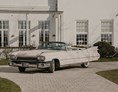 Hochzeitsauto: Diese Bilder entstanden bei einem schönen Shooting mit Flor-Fotografie vorm Strandhotel in Glücksburg  - Traumhaftes Pink Cadillac 1959 Cabrio 