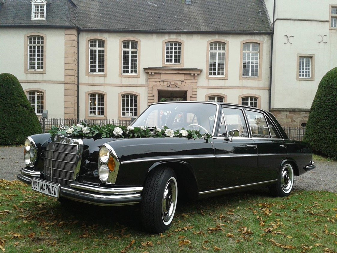Hochzeitsauto: Die Mercedes Limousine von 1966, die erste S-Klasse. - K & K Oldtimer-Vermietung für Hochzeitsautos und Oldtimerbusse in Freiburg