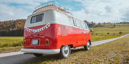 Hochzeitsauto-Vermietung - Farbe: Rot - PLZ 3035 (Schweiz) - Bulli seitlich hinten - Hochzeitsbus-Bern