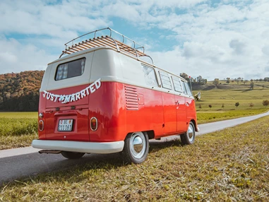Hochzeitsauto: Bulli seitlich hinten - Hochzeitsbus-Bern