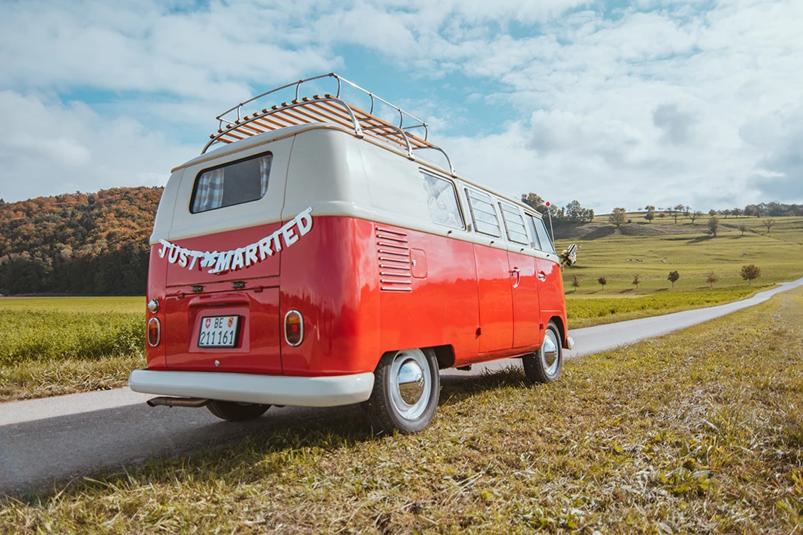 Hochzeitsauto: Bulli seitlich hinten - Hochzeitsbus-Bern