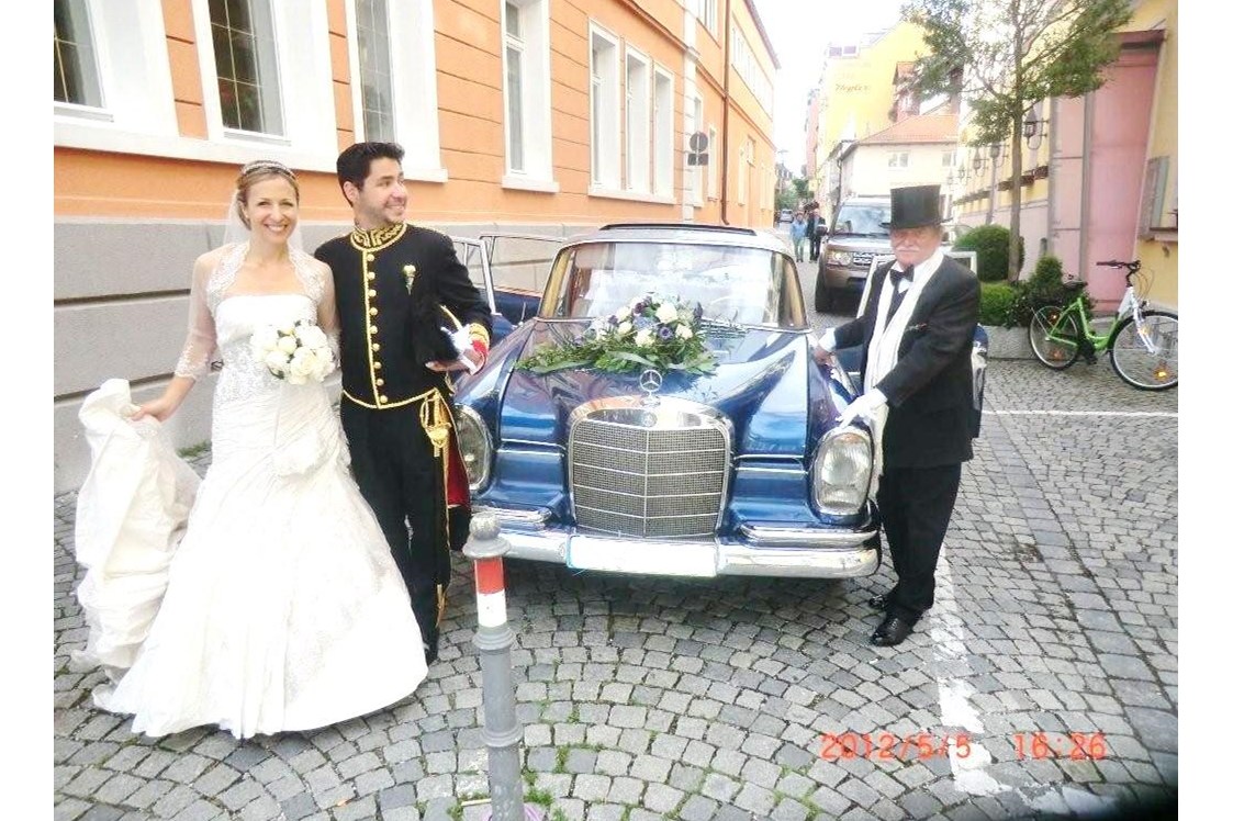 Hochzeitsauto: Diesen schönen Mercedes Oldtimer mieten Sie als Hochzeitsauto mit Chauffeur und zum Selbstfahren. - Tolle OIdtimer Hochzeitsautos mieten am Bodensee
