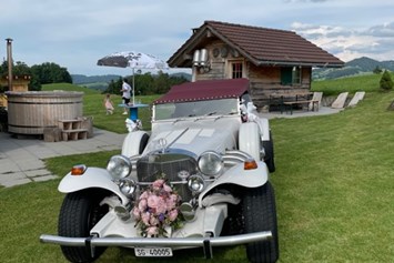 Hochzeitsauto: Auf der Wiese in Oberhelfenschwil - Oldtimer-Traumfahrt Excalibur