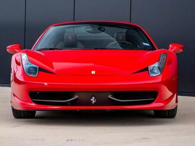 Hochzeitsauto-Vermietung - Einzugsgebiet: international - Hessen - Offener Brautwagen mit Pferd? Ein Ferrari Cabrio! Den 458 Spider als Hochzeitsauto mieten.