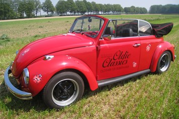 Hochzeitsauto: Diesen Käfer Cabrio Baujahr 1772 können Sie zum Selberfahren für Ihre Hochzeit mieten. -  Käfer Cabrio rot