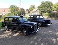 Hochzeitsauto: zwei unserer Londontaxen in schwarz, einmal original, mit rot/ grauer Ausstattung und rausnehmbarer Bar und einmal mit weisser Ausstattung. - London Taxi Oldtimer