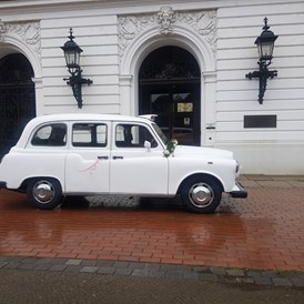 Hochzeitsauto: London Taxi Oldtimer in schneeweiss