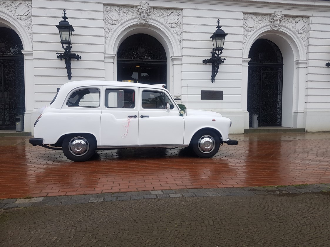 Hochzeitsauto: London Taxi Oldtimer in schneeweiss