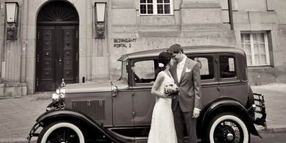 Hochzeitsauto-Vermietung - Shuttle Service - Berlin-Stadt Tempelhof - Hochzeit Andrea und Hans-Christian im Ford Modell A - Ford Modell A Town Sedan von rollsroyce-vermietung.de