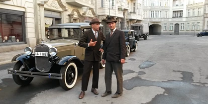 Hochzeitsauto-Vermietung - Shuttle Service - Berlin-Stadt Tempelhof - Filmaufnahmen Berlin Babylon - Ford Modell A Town Sedan von rollsroyce-vermietung.de