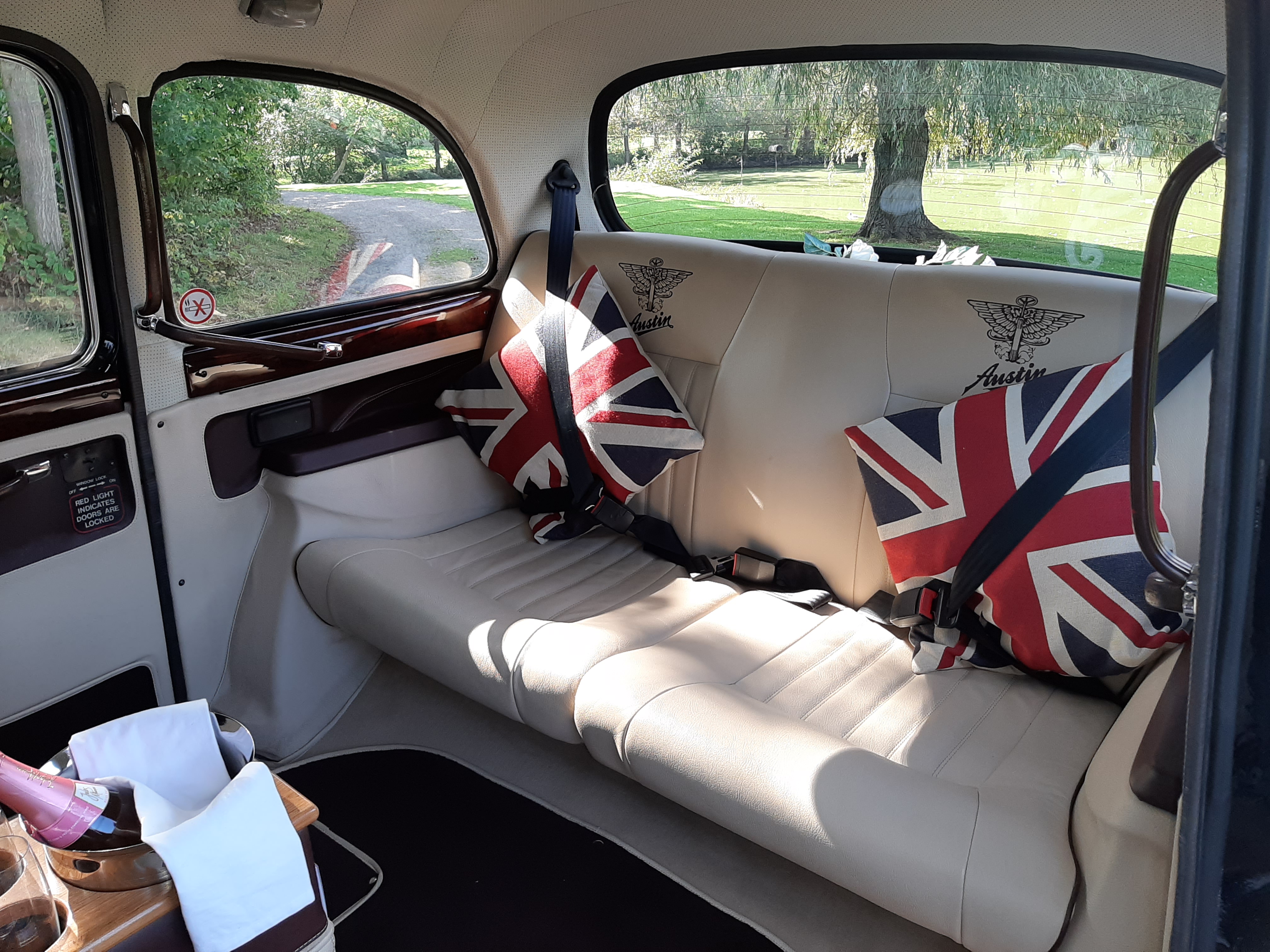 Hochzeitsauto: Innenausstattung in Beige/Leder und mit Champagnerbar. - London Cab Lüneburg
