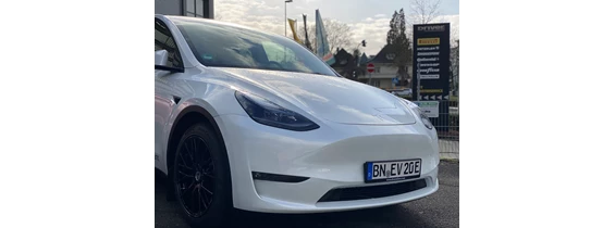 Hochzeitsauto: Beispielfoto: Tesla Model Y Long Range in weiss - Tesla Hochzeitsauto in weiss