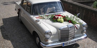 Hochzeitsauto-Vermietung - Art des Fahrzeugs: Oldtimer - Niederrhein - Mercedes "Heckflosse" 200 / Modell W110 in Creme, BJ 1966.  - Mercedes Heckflosse 200 - Der Oldtimerfahrer