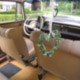 Hochzeitsauto: Innenraum des Mercedes "Heckflosse" 200 / Modell W110 in Creme, BJ 1966.  - Mercedes Heckflosse 200 - Der Oldtimerfahrer