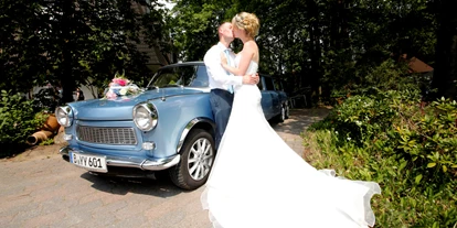 Hochzeitsauto-Vermietung - Getränke - Berlin-Umland - Untergessliche Fotos vor der Trabant Stretchlimousine - Trabant Stretchlimousinen von Trabi-XXL Trabi-XXL Trabant Stretchlimousine