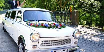 Hochzeitsauto-Vermietung - Getränke - Berlin-Umland - Die großen Schiebedächer in der Trabi Hochzeitslimousine ermöglichentolle Fotos - Trabant Stretchlimousinen von Trabi-XXL Trabi-XXL Trabant Stretchlimousine