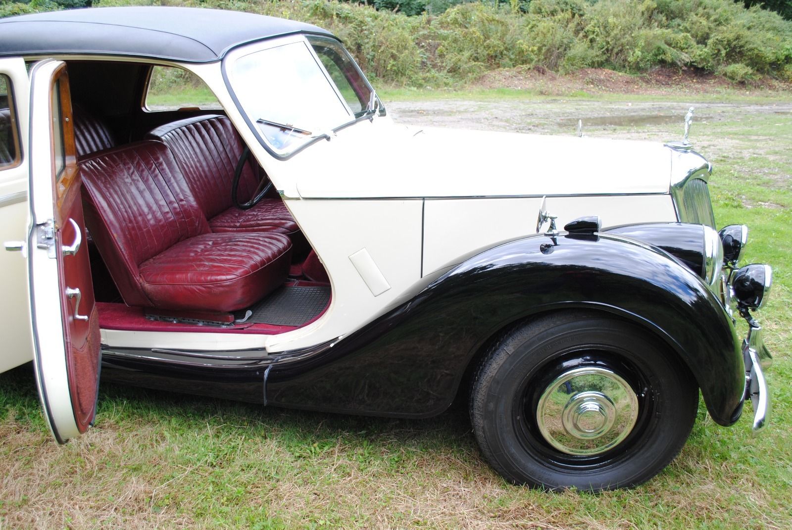 Hochzeitsauto-Vermietung - Farbe: Schwarz - Aalen - Hochzeitsauto - Oldtimer Riley RME - der englische Klassiker