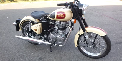 Hochzeitsauto-Vermietung - Einzugsgebiet: national - Wien-Stadt - Wir haben auch verschiedenste Motorräder und Gespanne anzubieten, hier ist die Royal Enfield zu sehen, als 1 oder 2 Sitzer- je nach Bedarf - Lincoln Continental