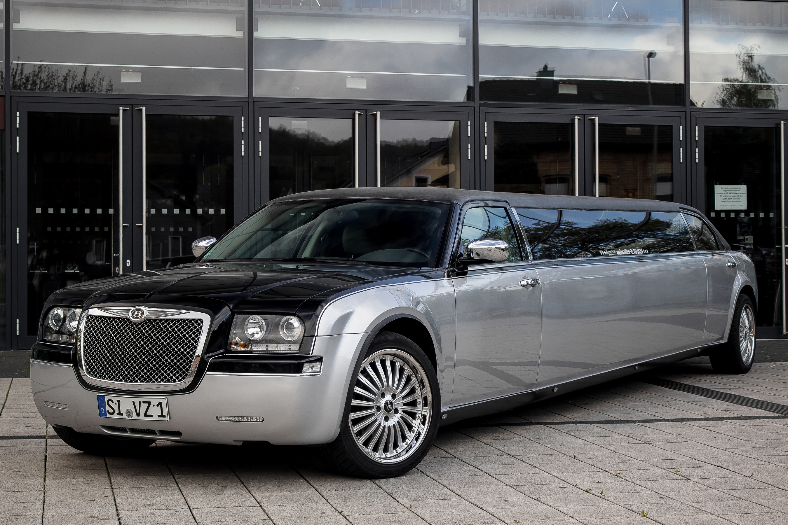 Hochzeitsauto-Vermietung - Art des Fahrzeugs: US-Car - Hilchenbach - Chrysler300c in silber schwarz - Chrysler 300C Stretchlimousine Permutt weiß - Modernste Ausstattung - Eycatcher
