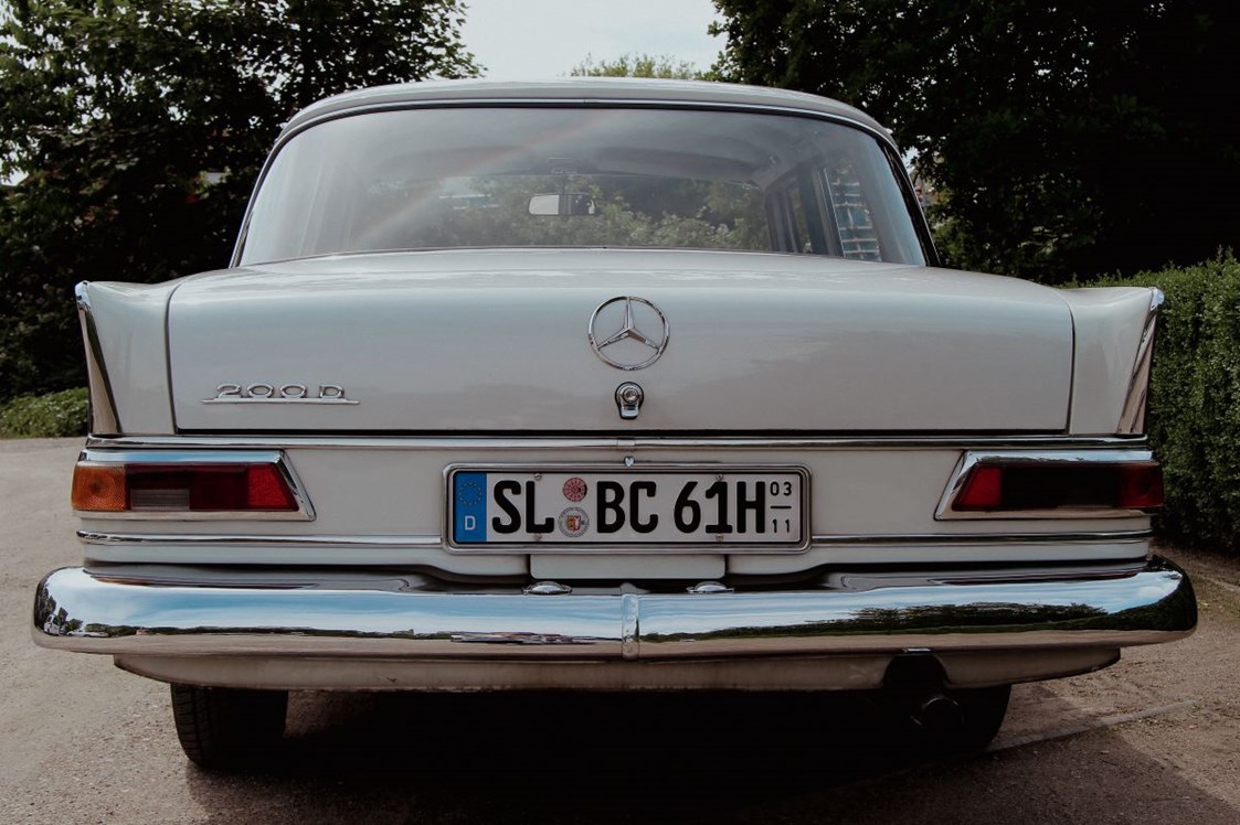 Hochzeitsauto: Mercedes 200D Heckflosse