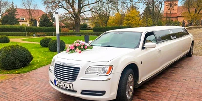 Hochzeitsauto-Vermietung - Shuttle Service - Berlin-Stadt Tempelhof - weiße CHRYSLER 300 c Stretchlimousine