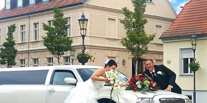 Hochzeitsauto-Vermietung - Shuttle Service - Berlin-Stadt Tempelhof - weiße CHRYSLER 300 c Stretchlimousine