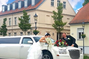 Hochzeitsauto: weiße CHRYSLER 300 c Stretchlimousine