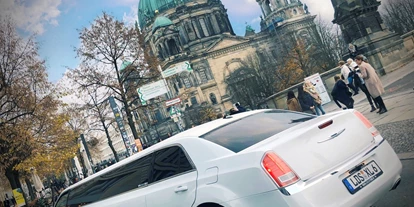 Hochzeitsauto-Vermietung - Shuttle Service - Berlin-Stadt Tempelhof - weiße CHRYSLER 300 c Stretchlimousine