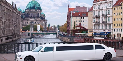 Hochzeitsauto-Vermietung - Shuttle Service - Berlin-Stadt Tempelhof - weiße CHRYSLER 300 c Stretchlimousine