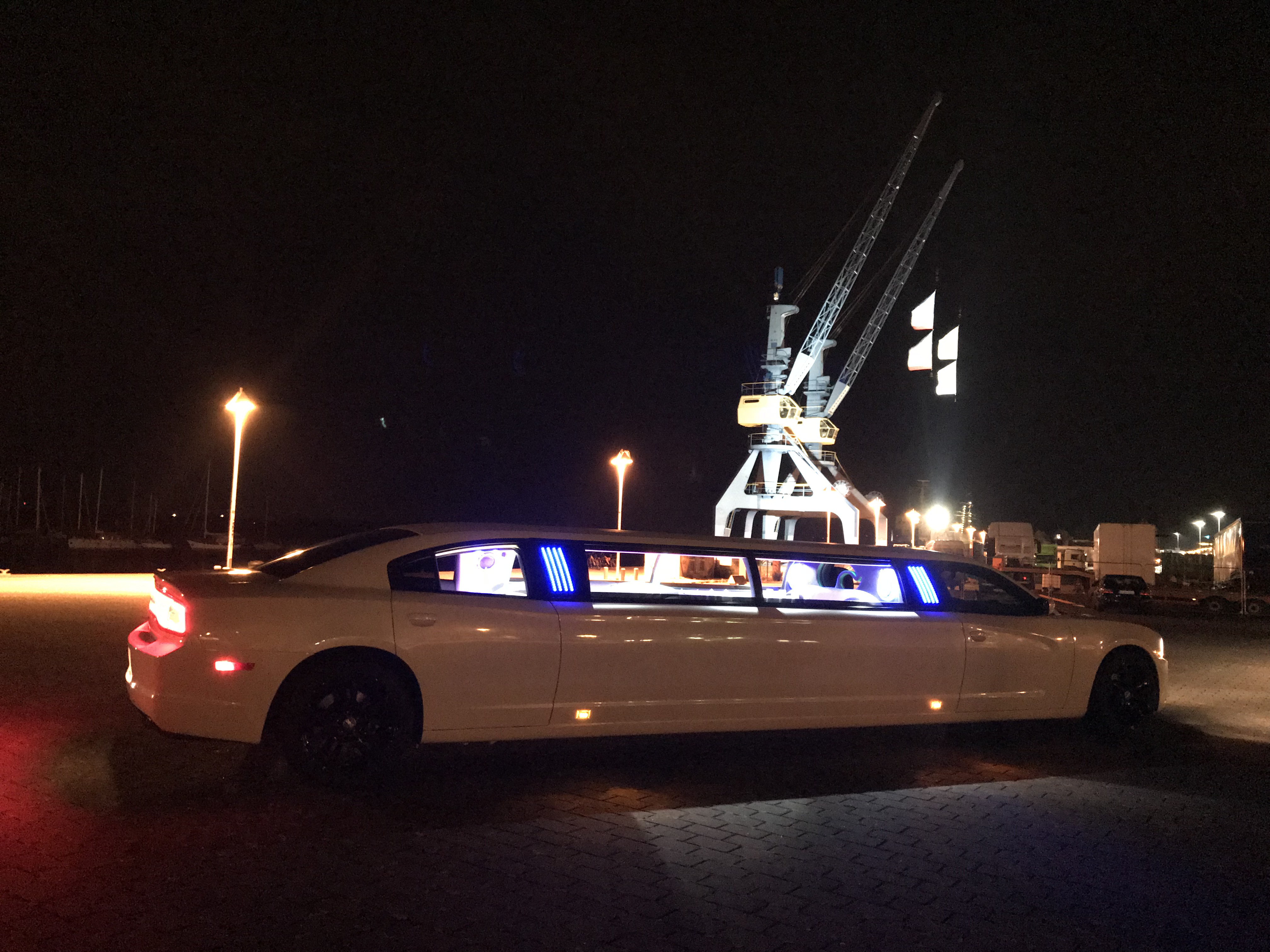 Hochzeitsauto-Vermietung - Versicherung: Vollkasko - Laage - Stretchlimousine im dunkeln - Stretchlimousine Dodge Charger