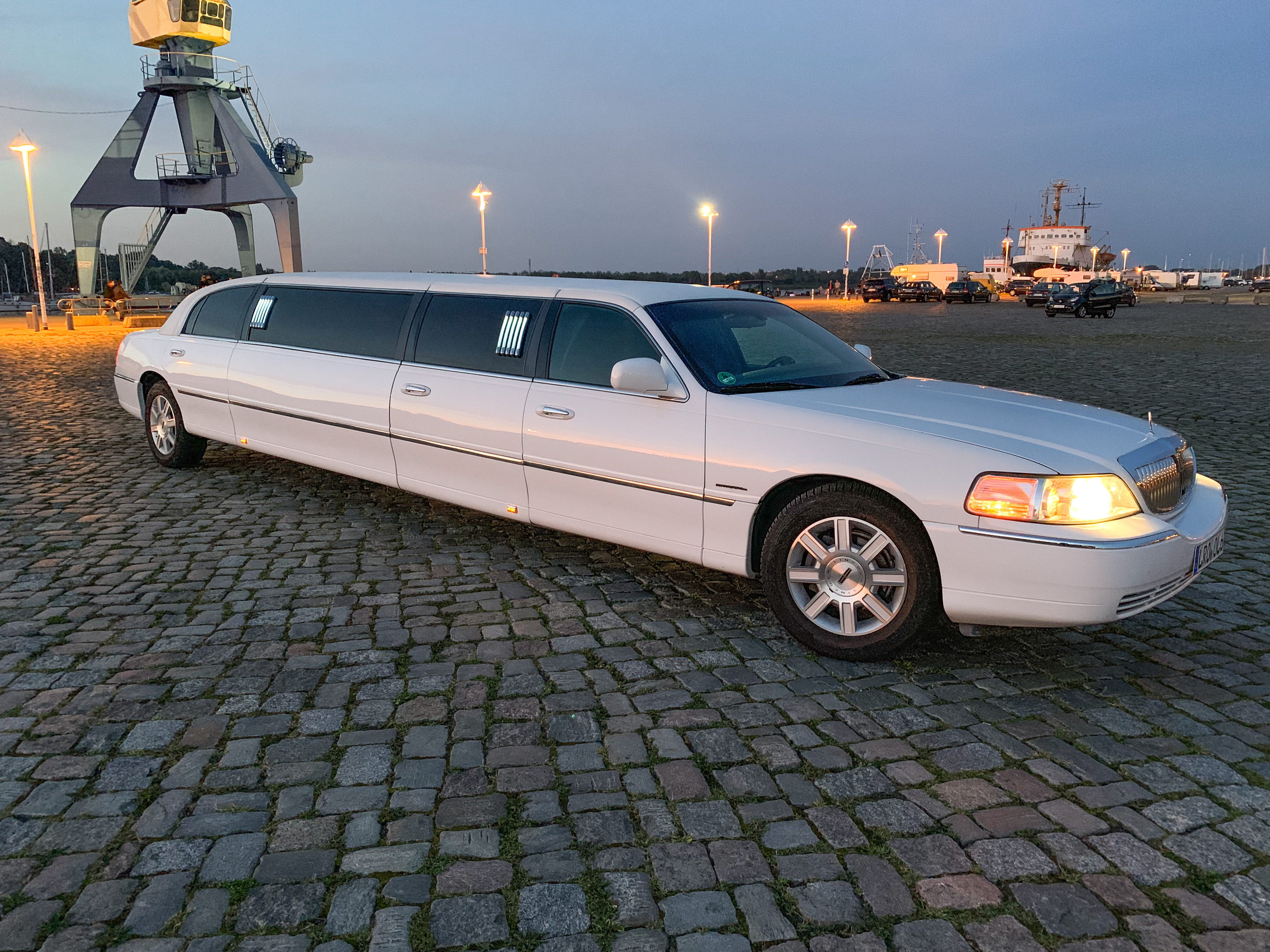 Hochzeitsauto-Vermietung - Versicherung: Vollkasko - Laage - Lincoln Stretchlimousine