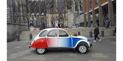 Hochzeitsauto-Vermietung - Mönchengladbach - Marieanne vor dem Dom  - Deux Chevaux  2 cv