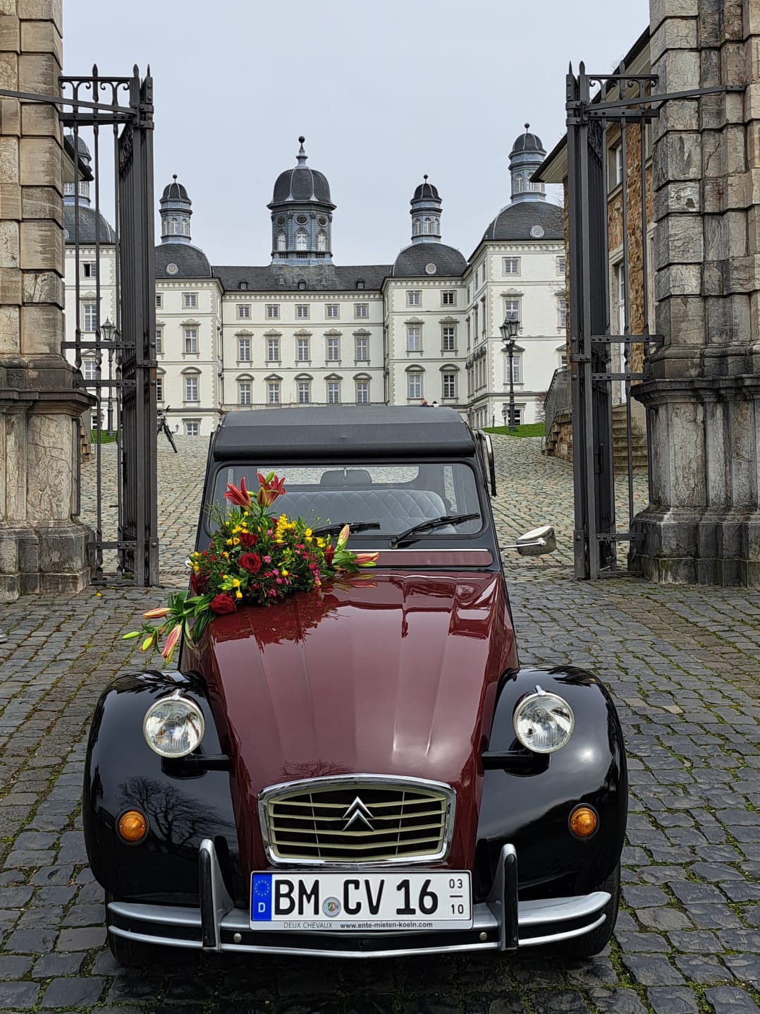 Hochzeitsauto-Vermietung - Nordrhein-Westfalen - Charlotte vor dem Schloss  - Deux Chevaux  2 cv