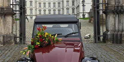 Hochzeitsauto-Vermietung - Mönchengladbach - Charlotte vor dem Schloss  - Deux Chevaux  2 cv