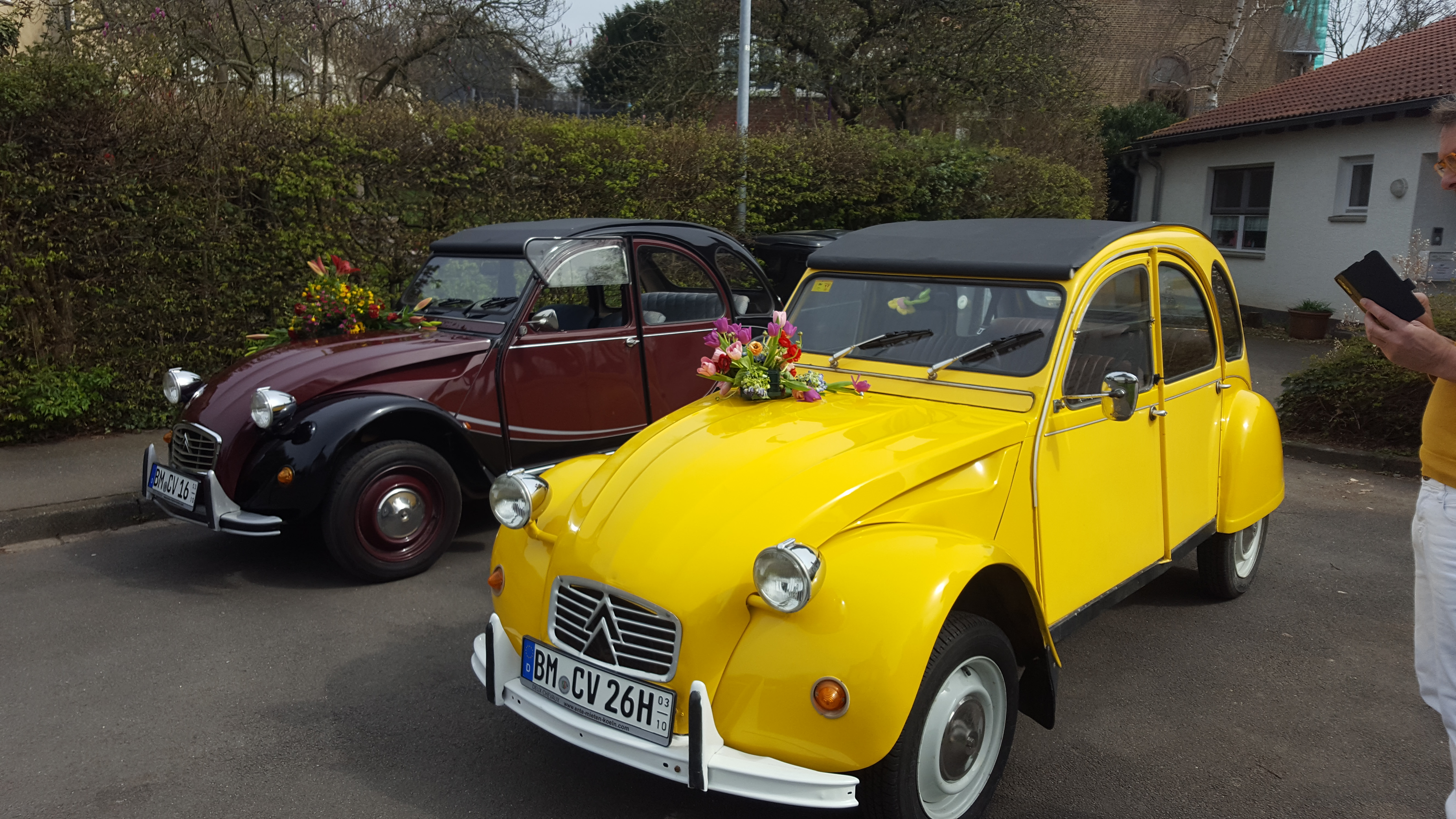 Hochzeitsauto-Vermietung - Nordrhein-Westfalen - Charlotte und Ella  warten bei Kirchen  - Deux Chevaux  2 cv