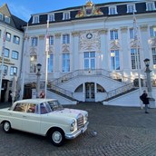 Hochzeitsauto - Im Einsatz am alten Bonner Rathaus mit Standard Deko - Ein Auto für Ihre Sternmomente