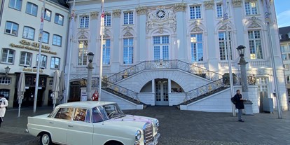Hochzeitsauto-Vermietung - PLZ 53332 (Deutschland) - Im Einsatz am alten Bonner Rathaus mit Standard Deko - Ein Auto für Ihre Sternmomente