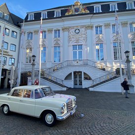 Hochzeitsauto: Im Einsatz am alten Bonner Rathaus mit Standard Deko - Ein Auto für Ihre Sternmomente